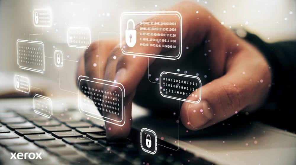 Xerox® ConnectKey®: Erweiterte Sicherheitsfunktionen Die Hand einer Person tippt auf einer Laptoptastatur. Über das Bild sind leuchtende digitale Schloss- und Binärcode-Symbole gelegt, die robuste Cybersicherheit und Datenschutz symbolisieren.